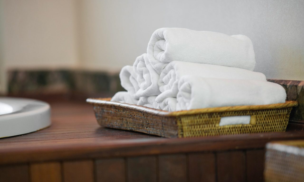 A técnica de hotel para lavar as toalhas brancas e deixá-las sempre brilhando
