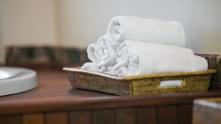 A técnica de hotel para lavar as toalhas brancas e deixá-las sempre brilhando