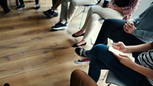 O que significa ficar com as pernas cruzadas e balançando, segundo a psicologia