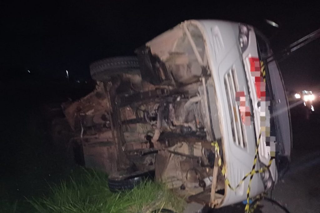 Colisão entre ônibus e carreta deixa 16 feridos na BR-232, no Grande Recife