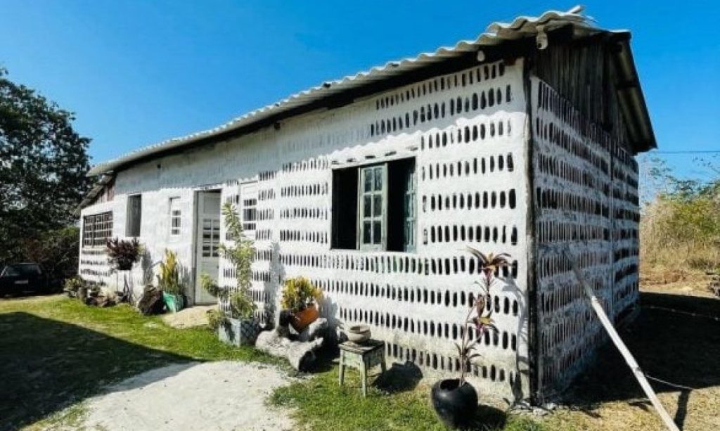 Casa construida de garrafas descartáveis