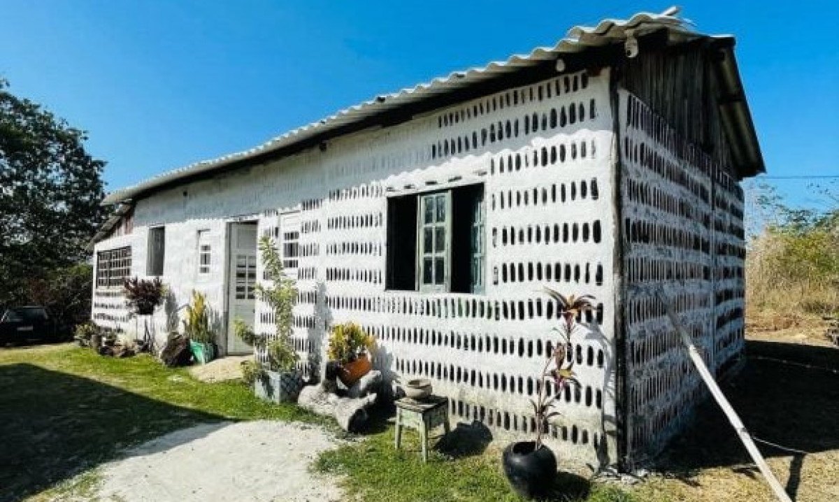 Casa construida de garrafas descartáveis