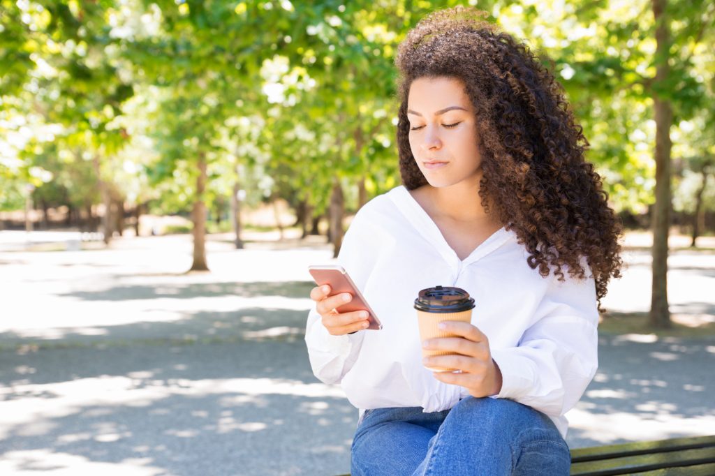 Pessoa esperando outra responder mensagens enviadas