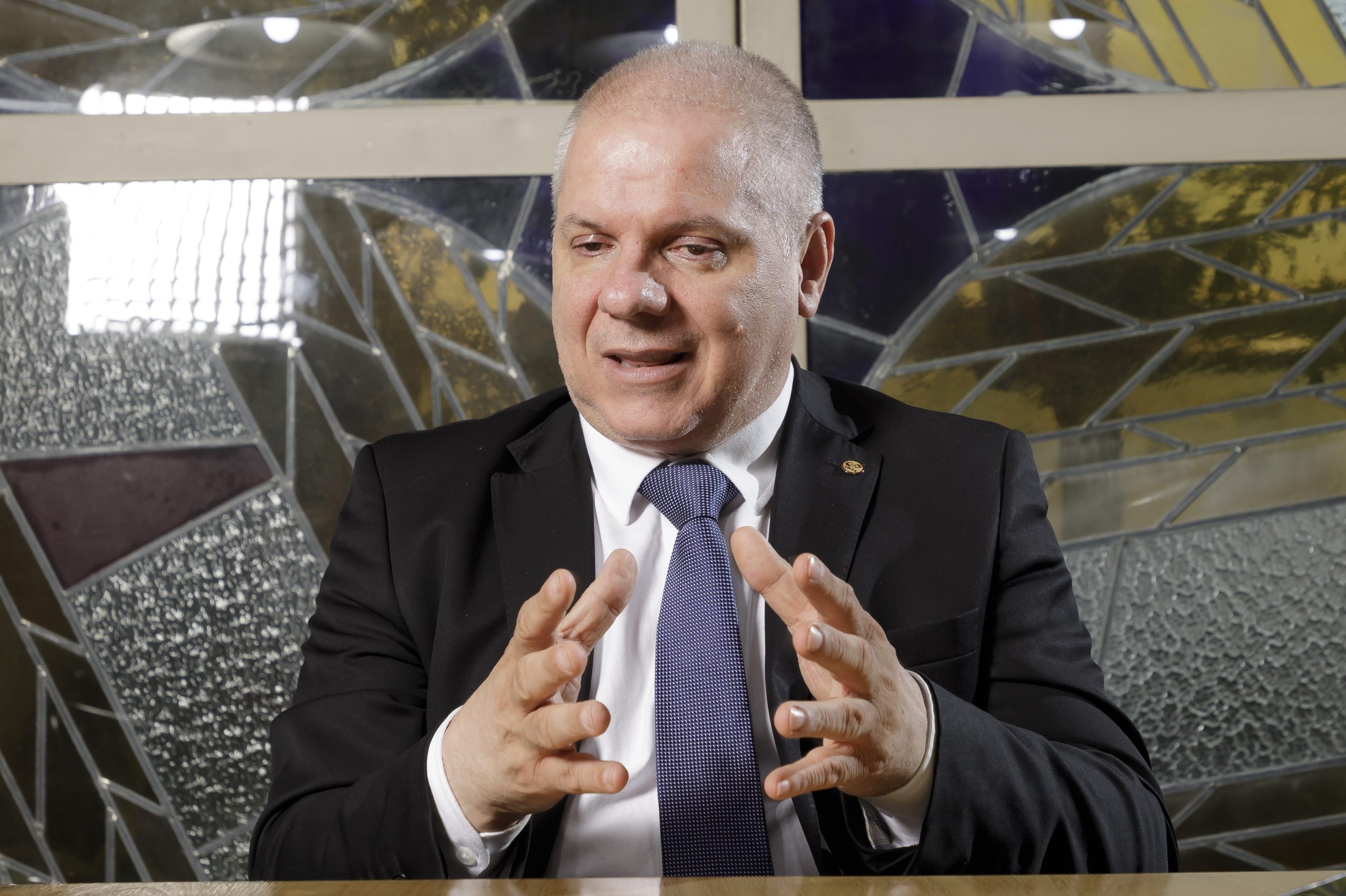 Polícia Federal prende ex-presidente do INSS em operação sobre descontos em aposentadorias