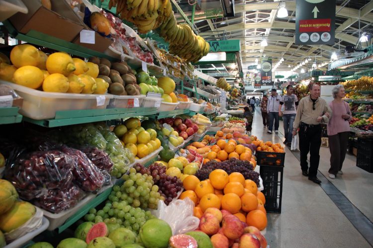 Saiba escolher frutas saudáveis no mercado