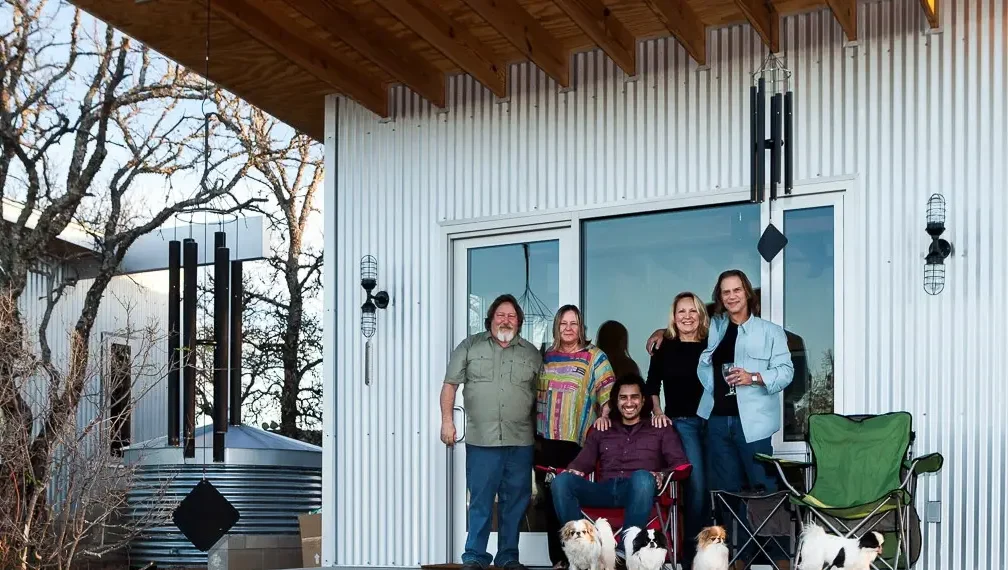 Amigos constroem vila