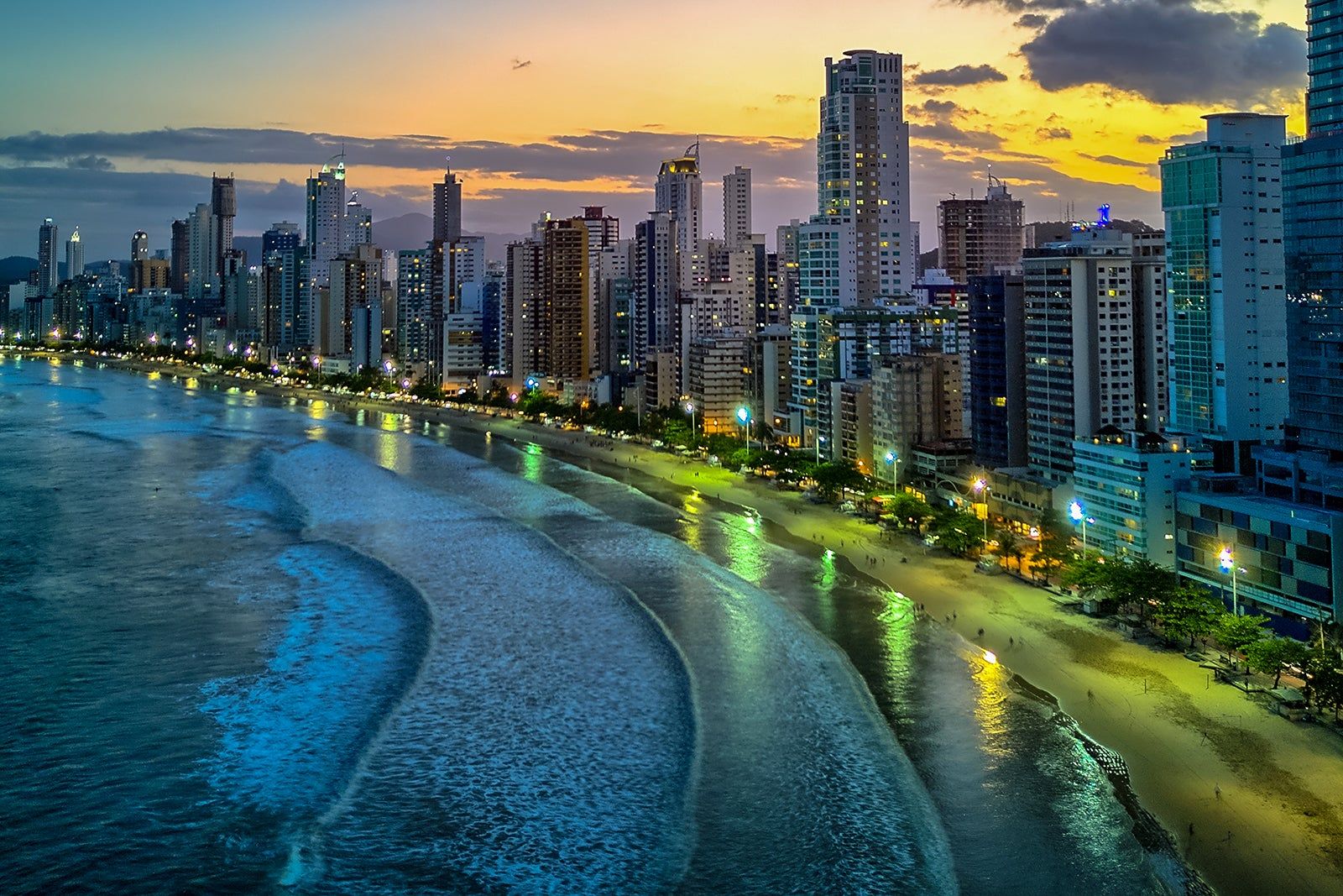 Cidade ostenta por sua noite