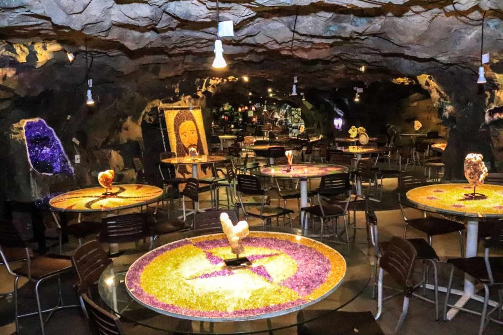 Restaurante subterrâneo encanta visitantes ao funcionar dentro de uma caverna de ametista no sul do Brasil