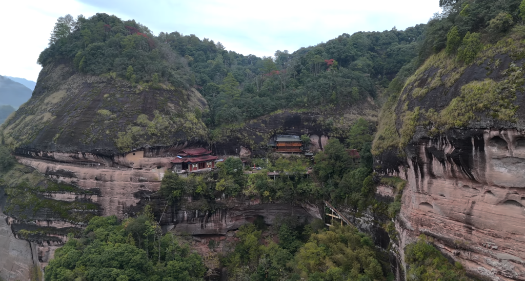 Comunidade isolada vive há séculos no alto da montanha, cercada por água natural e paisagem de tirar o fôlego