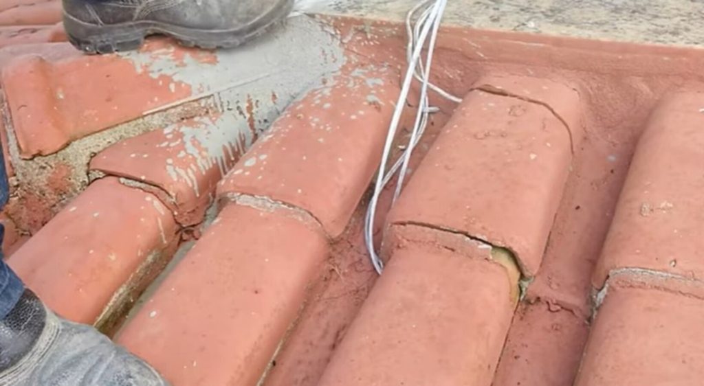 Pedreiro ensina forma fácil de consertar as telhas de casa gastando pouco