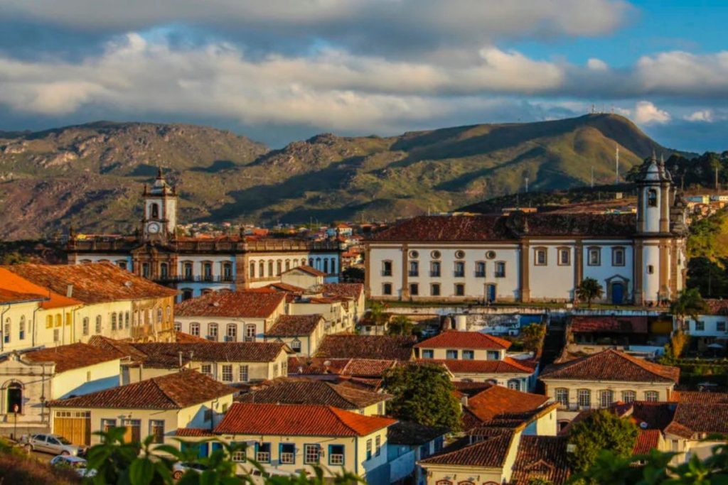 Conheça a cidade mineira que, entre montanhas, é uma das mais belas e cheias de história