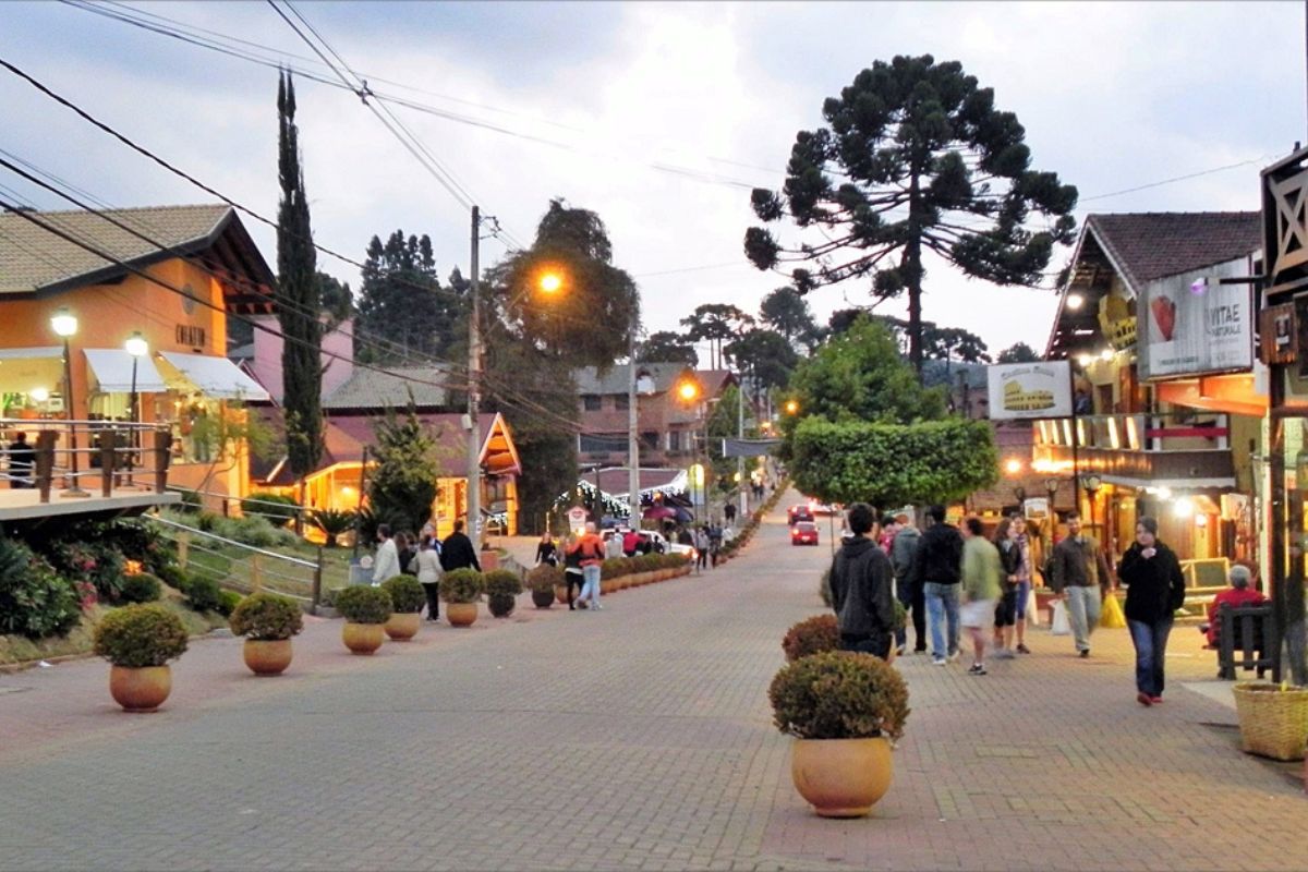 Considerada um dos melhores destinos do mundo, capital do frio brasileira impressiona pelo clima europeu