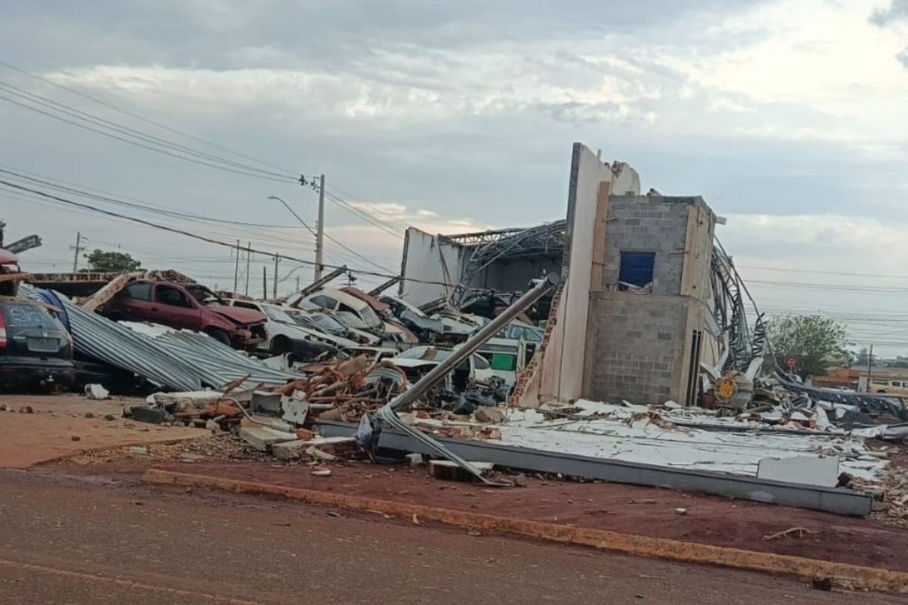 Forte temporal deixou sinais de destruição em Itumbiara; veja as imagens