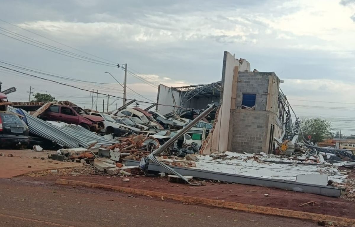 Forte temporal deixou sinais de destruição em Itumbiara; veja as imagens