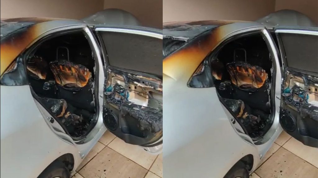 Homem ateia fogo em carro e foge levando mangueira para impedir controle das chamas, em Anápolis
