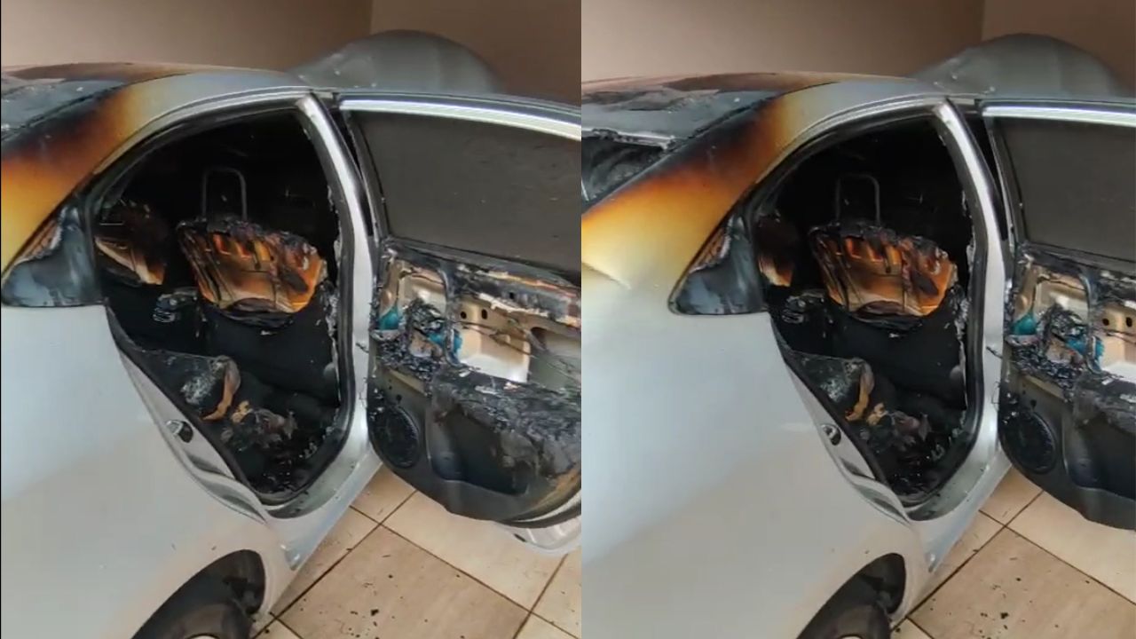 Homem ateia fogo em carro e foge levando mangueira para impedir controle das chamas, em Anápolis
