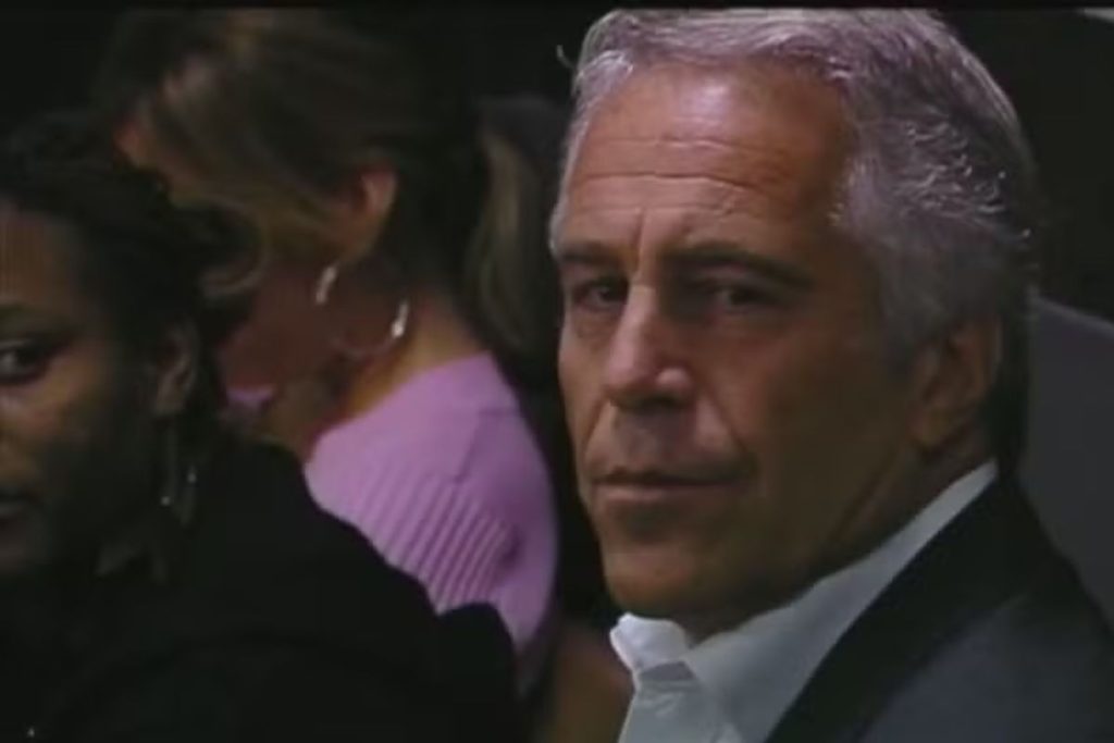 'Sou o único capaz de derrubar Trump', disse Epstein em troca de e-mail