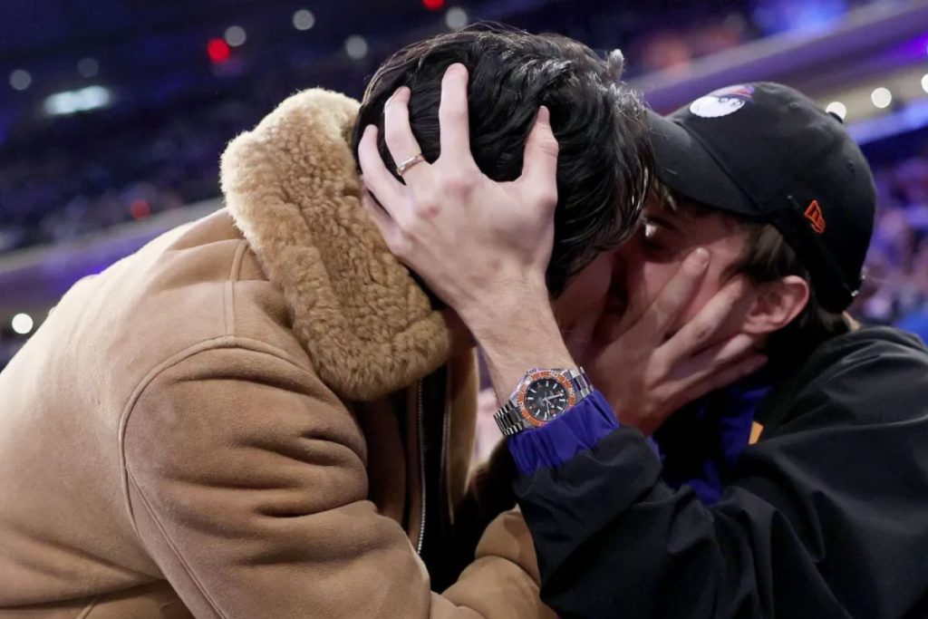 Atores de 'O Verão Que Mudou Minha Vida' se beijam durante jogo de basquete nos EUA