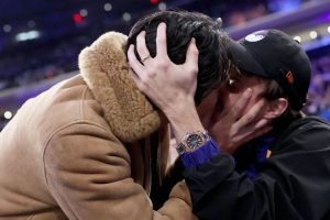 Atores de 'O Verão Que Mudou Minha Vida' se beijam durante jogo de basquete nos EUA