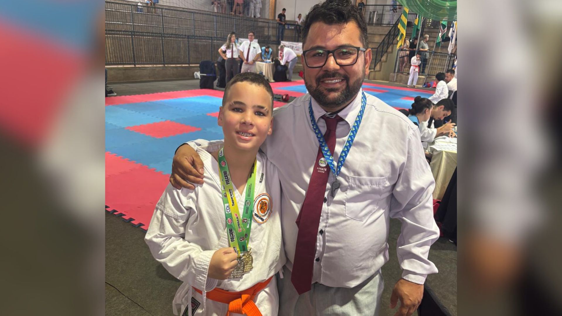 Geovanny comemora ao lado do sensei, Paulo Henrique Diniz. 