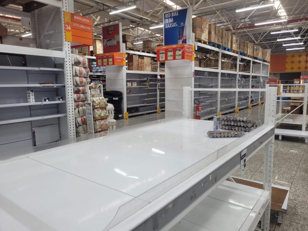 Prateleiras do Supermercado Bretas foram encontradas vazias.