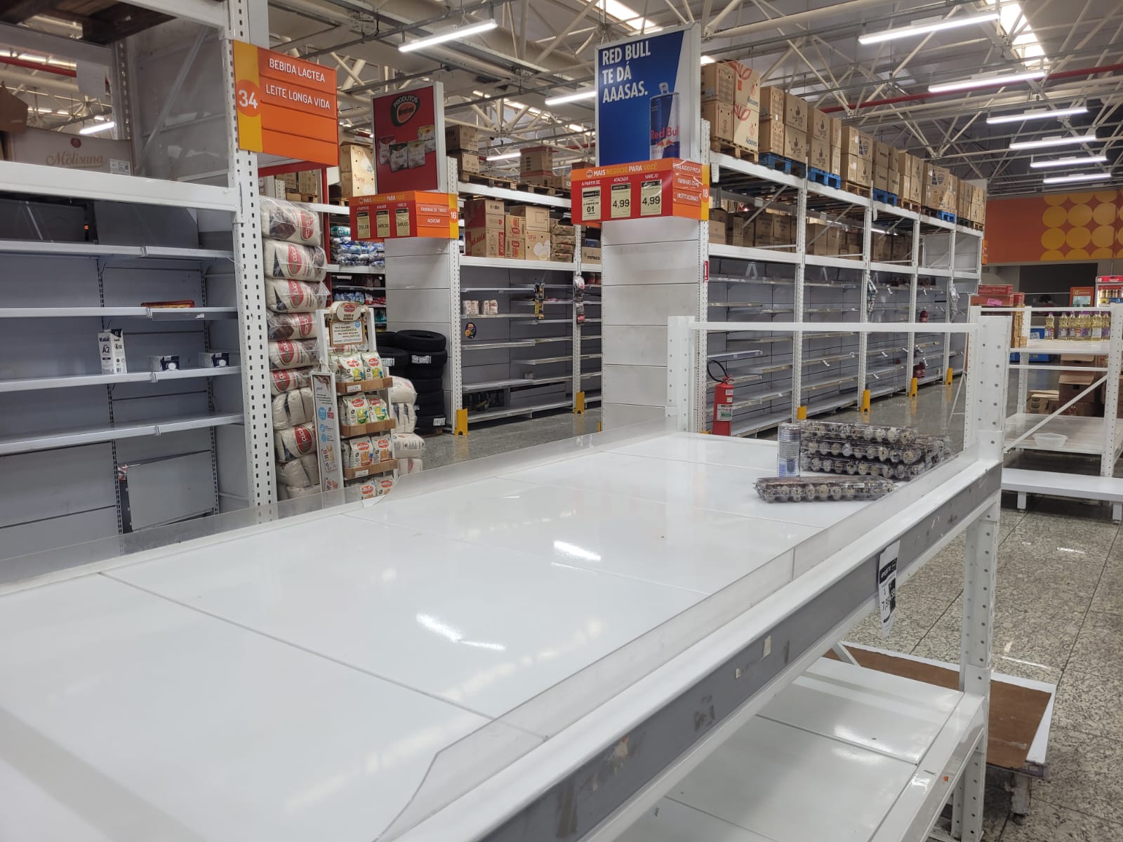 Prateleiras do Supermercado Bretas foram encontradas vazias.