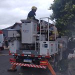 Jovem de 28 anos morre eletrocutado após subir em árvore em Caldas Novas