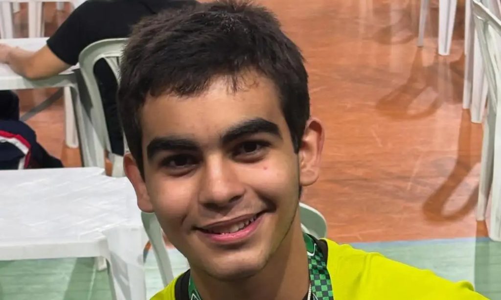 Com apenas 16 anos, jovem de Minas Gerais conquista 18 bolsas, 3 prêmios internacionais e entra para lista das 100 mentes mais brilhantes do mundo