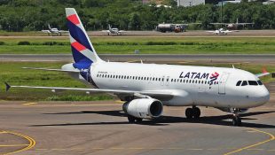 Avião da Latam, voo, passageiros, companhia aérea