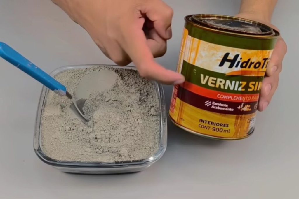 Mistura de cimento com verniz cria tinta caseira que cobre manchas, seca rápido e dura anos