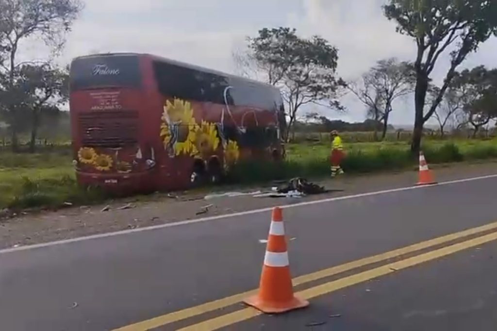 Dois motoristas de ônibus morrem em grave acidente na BR-153