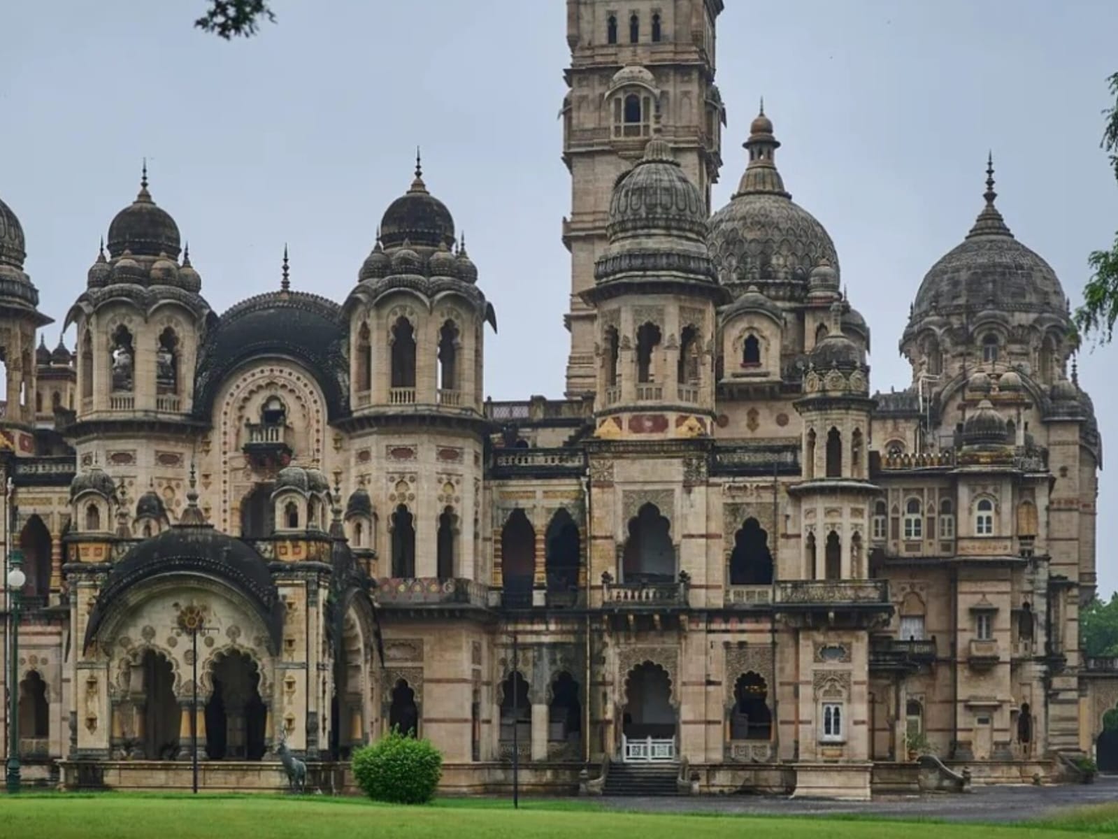 Conheça a maior casa do mundo de 2,8 milhões de m e que abriga apenas quatro moradores