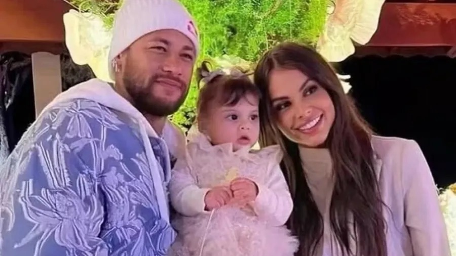 Filha de Neymar e Amanda Kimberlly realiza cirurgia após acidente