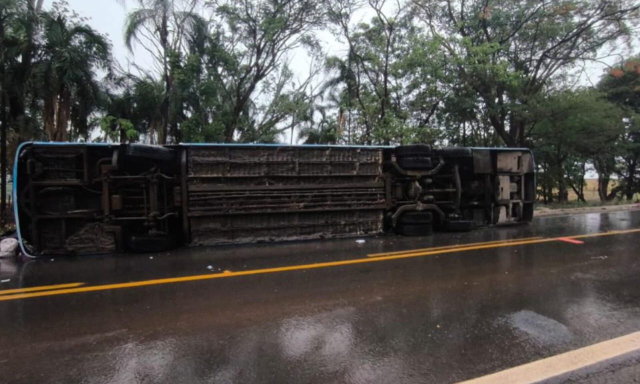 Ônibus tombou em grave acidente na GO-060. (Foto: Reprodução)
