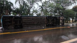 Ônibus tombou em grave acidente na GO-060. (Foto: Reprodução)