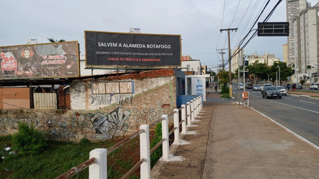 "Salvem a Alameda Botafogo": outdoor em Goiânia revela revolta de moradores com praça tomada por tráfico e abandono