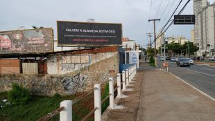 "Salvem a Alameda Botafogo": outdoor em Goiânia revela revolta de moradores com praça tomada por tráfico e abandono