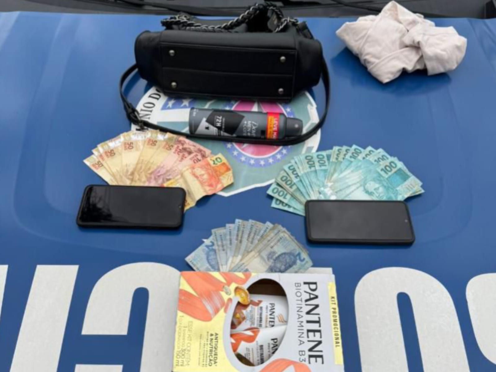 Dinheiro e produtos sem procedência foram apreendidos. (Foto: reprodução)