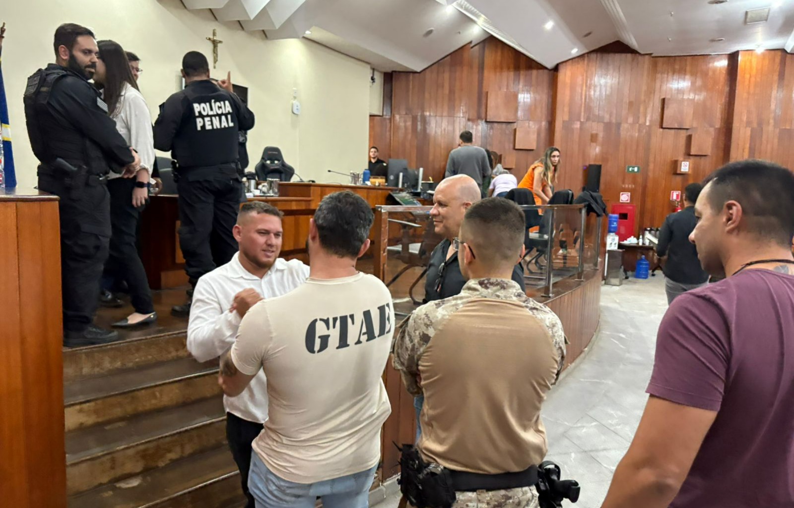 Abraços, cumprimentos inesperados e euforia marcam absolvição de policial penal em Anápolis