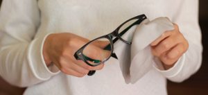 A forma correta de limpar as lentes dos óculos sem riscos de arranhar