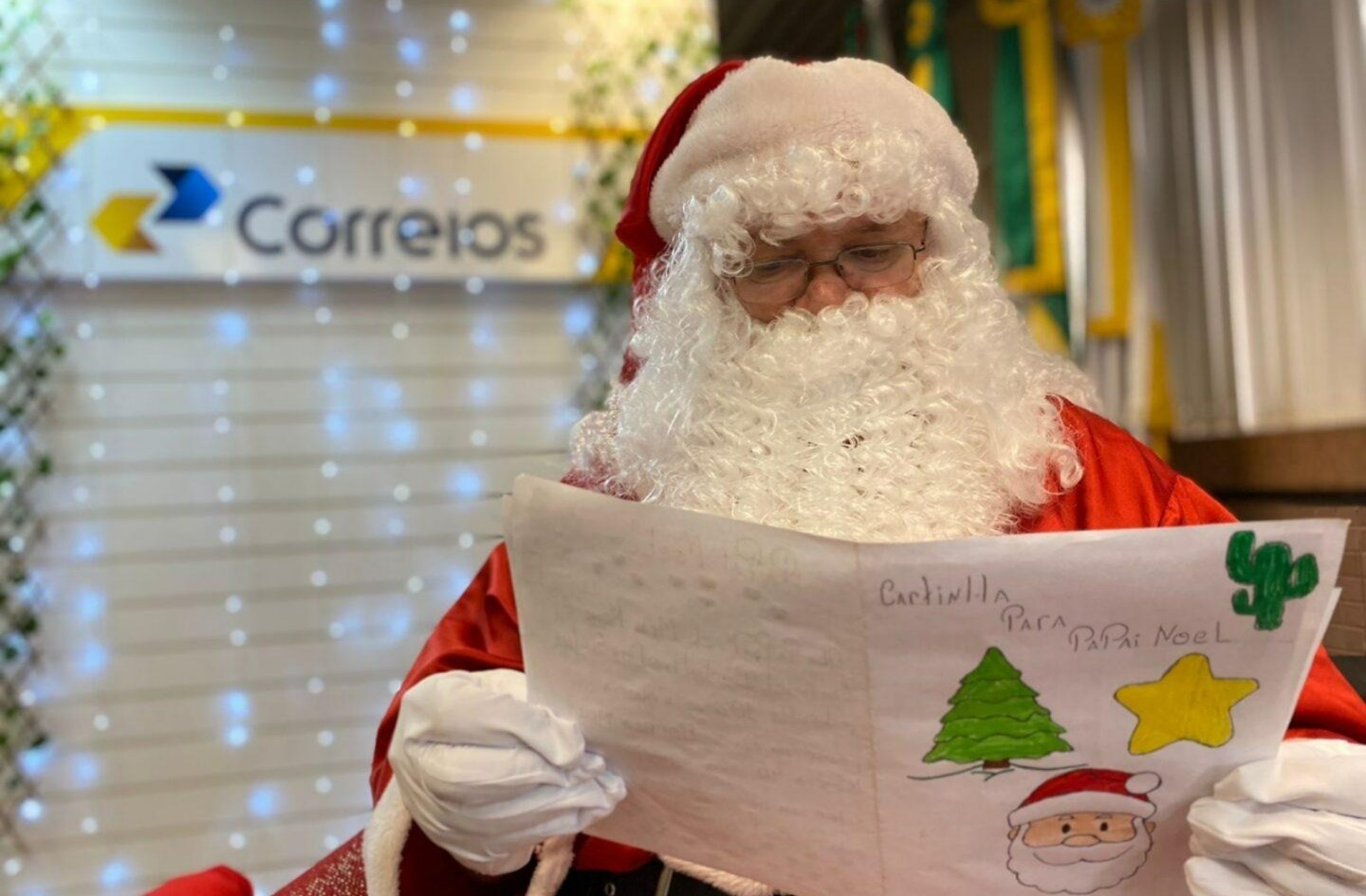 Papai Noel dos Correios já está recebendo cartinhas de crianças; saiba como entregar