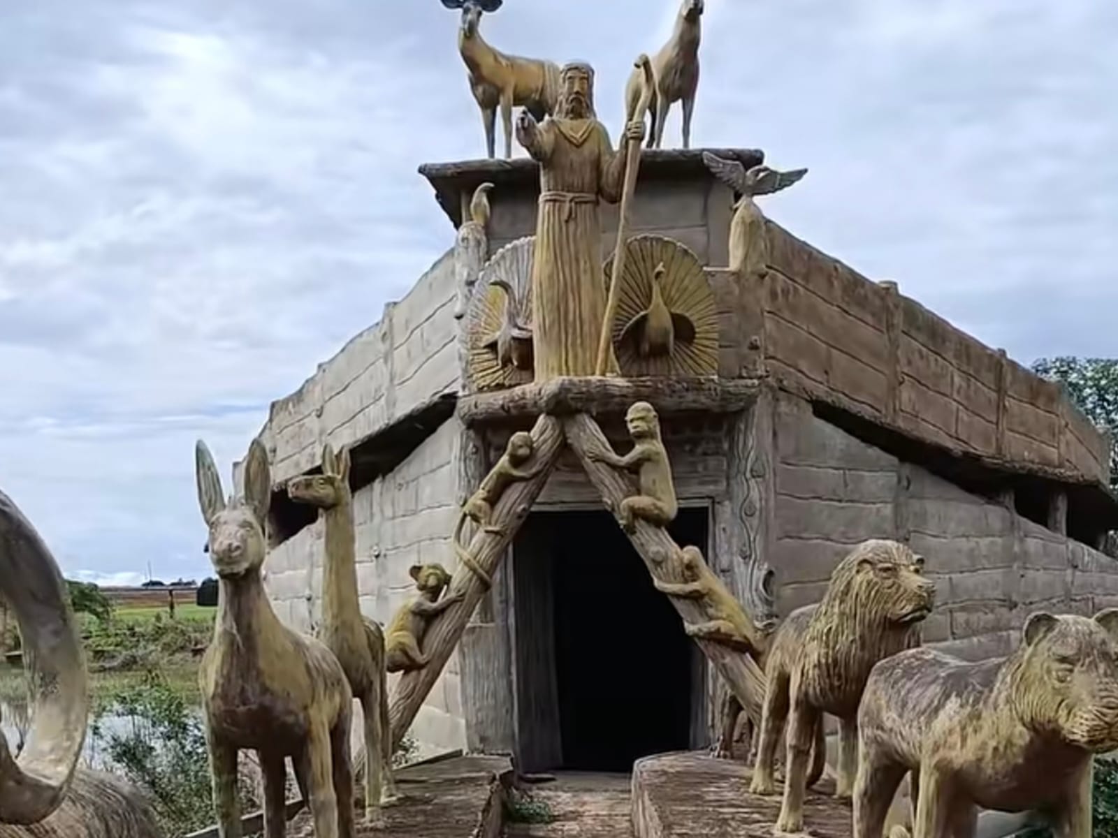 Entrada da Arca de Noé, no Lago Ideia Molhada. (Foto: @claudinei.lino.almeida)