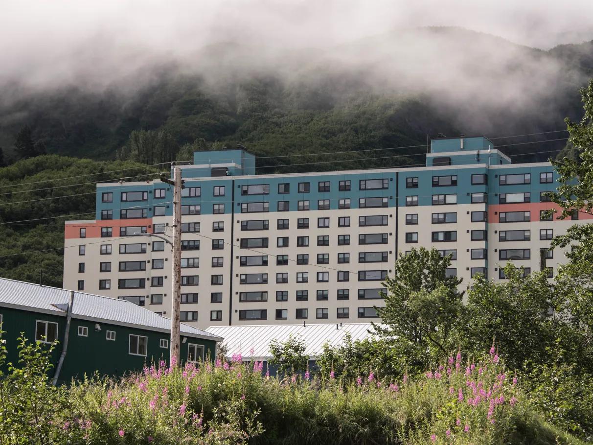 cidade de Whittier com um prédio