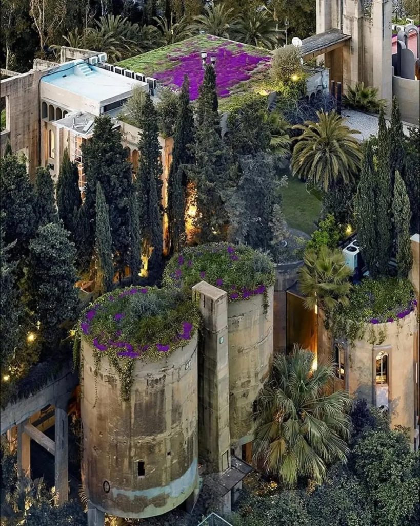 Homem transforma fábrica abandonada em uma das casas mais impressionantes após 45 anos de trabalho