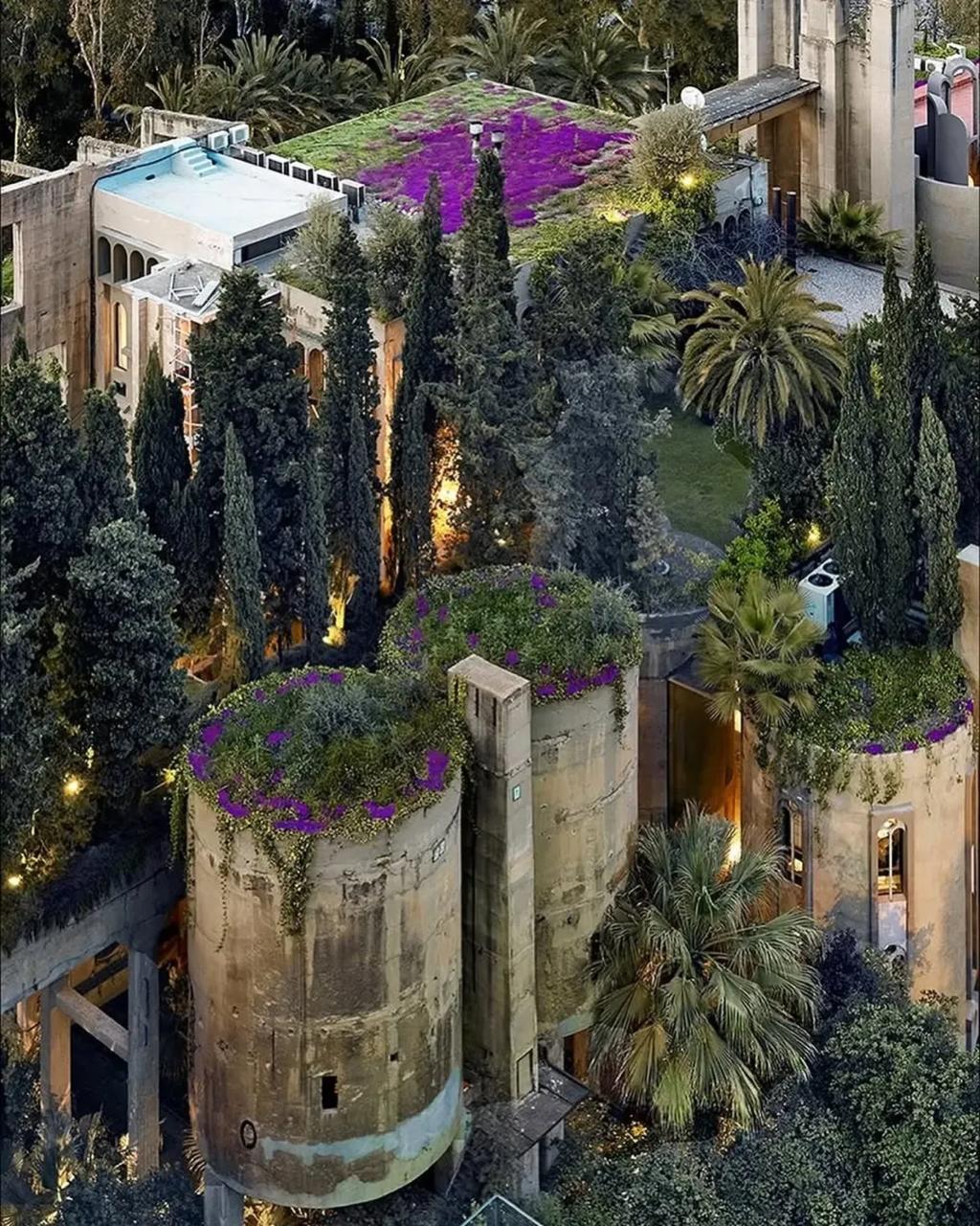 Homem transforma fábrica abandonada em uma das casas mais impressionantes após 45 anos de trabalho