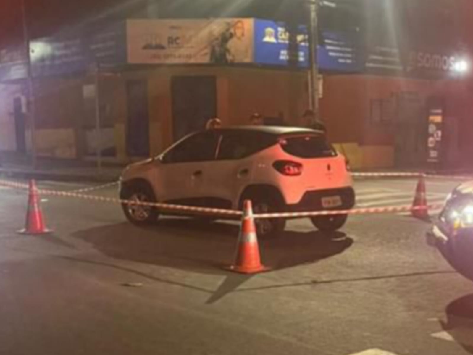 Motorista conduzia um Kwid no momento do acidente. (Foto: Reprodução)