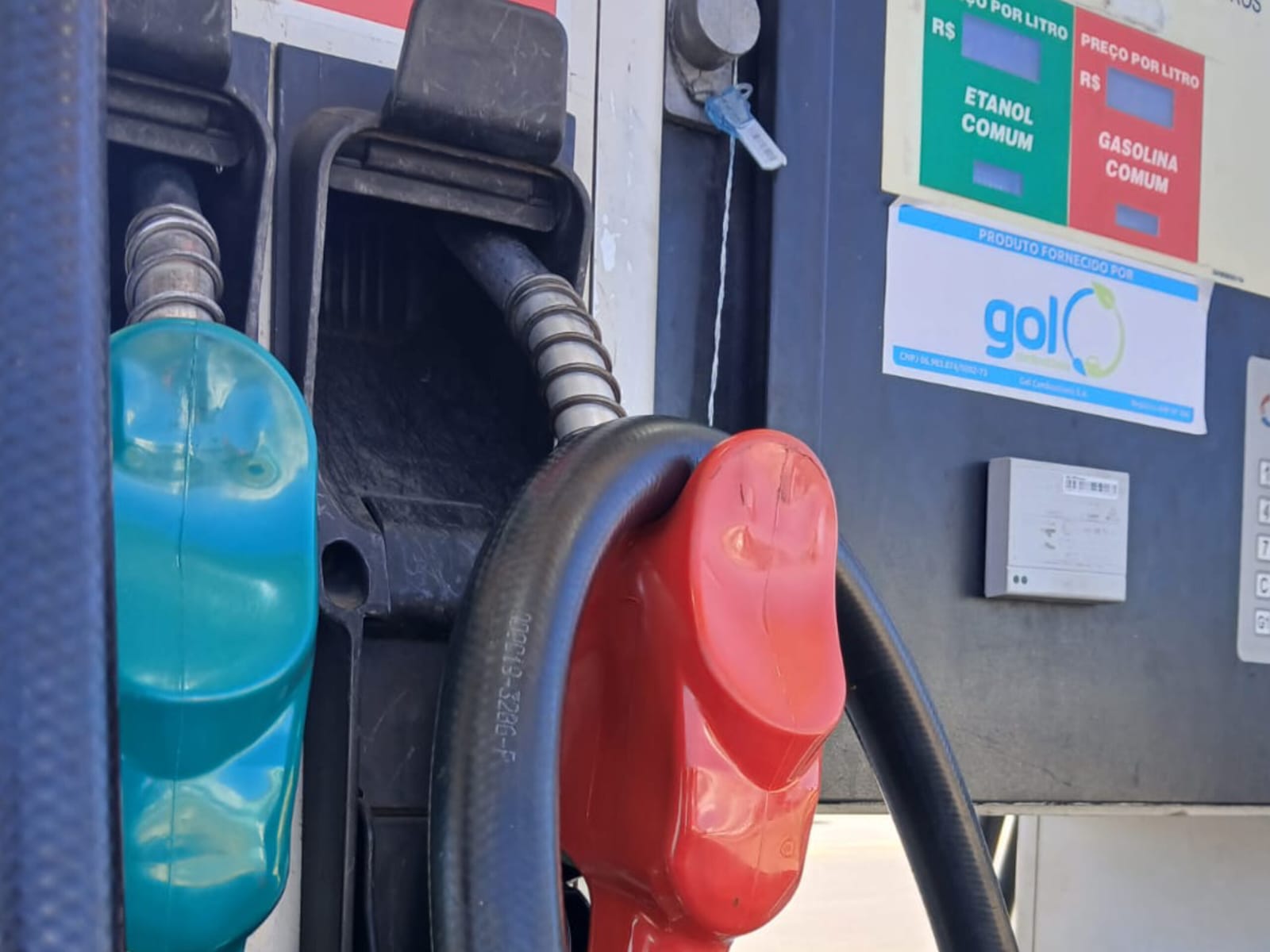 Dos quatro postos fiscalizados, apenas um estava em conformidade com a legislação. (Foto: Divulgação/Procon)