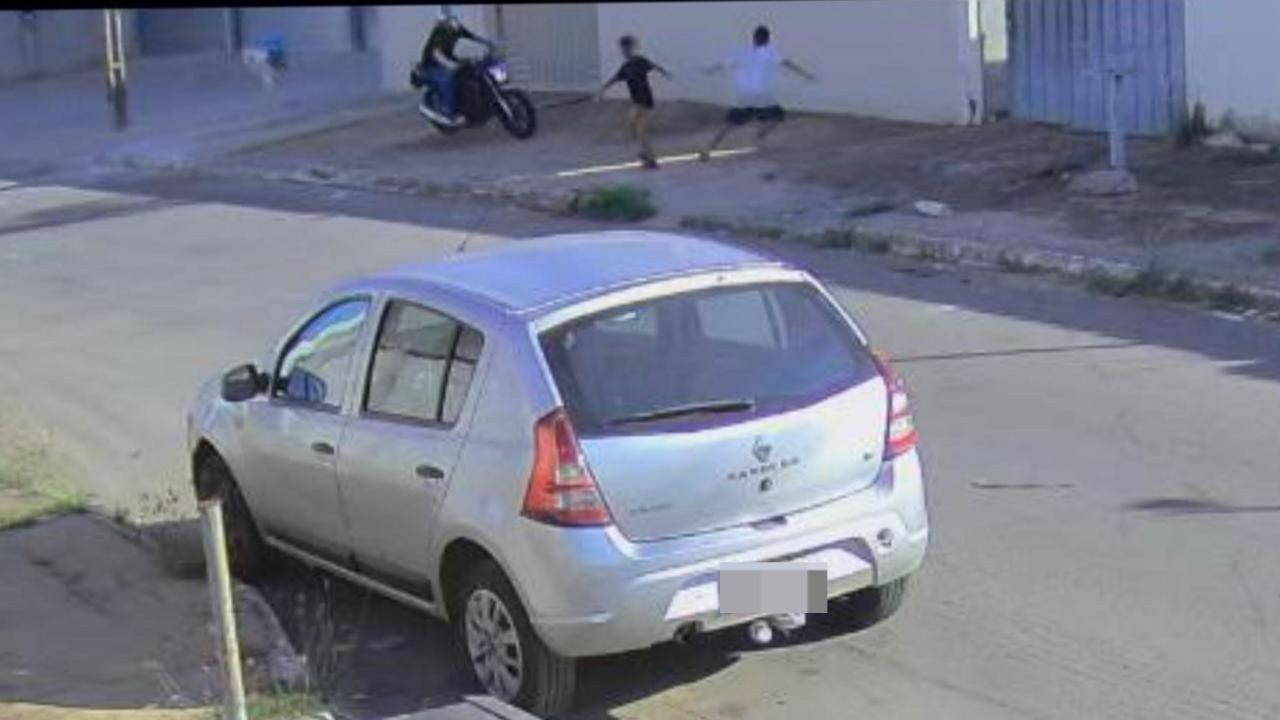 Motociclista fere criança de 10 anos ao tentar “dar grau” em Aparecida de Goiânia; vídeo registrou tudo