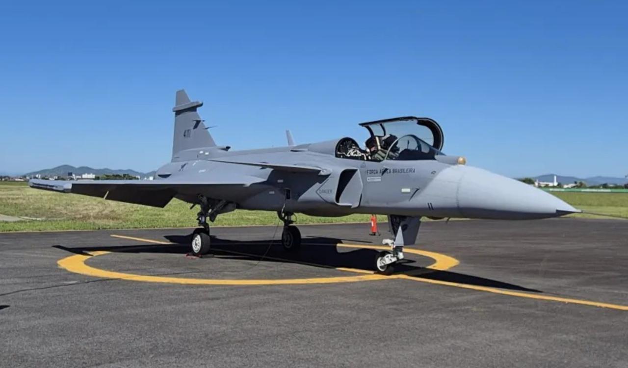 Novo Gripen pousa na Base Aérea de Anápolis para compor a frota de caças da FAB