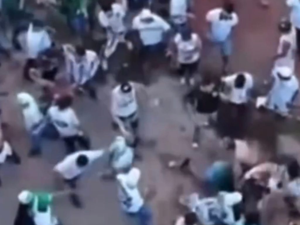 Torcedores do Goiás foram filmados em troca de agressões generalizada. (Foto: Globo Esporte Goiás)